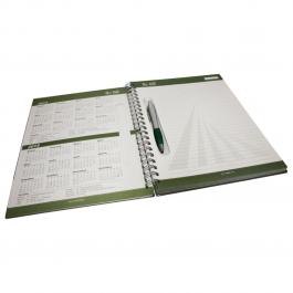 Caderno Capa Dura Laminado Wire-o - 21x28cm - 102 folhas - Recorte para caneta Couchê 150g revestindo cartão (Capa Dura) / Alta Alvura 75g (Miolo) 21x28cm 4x0 (Capas) - 4x1 (F.Rosto/Dados Pessoais) - 1x1 (Calendários e Miolo) Laminação Fosca/Brilho (Capas) Wire-o, Empastamento, Recorte no miolo + caneta plástica 1 cor Totalmente Personalizado